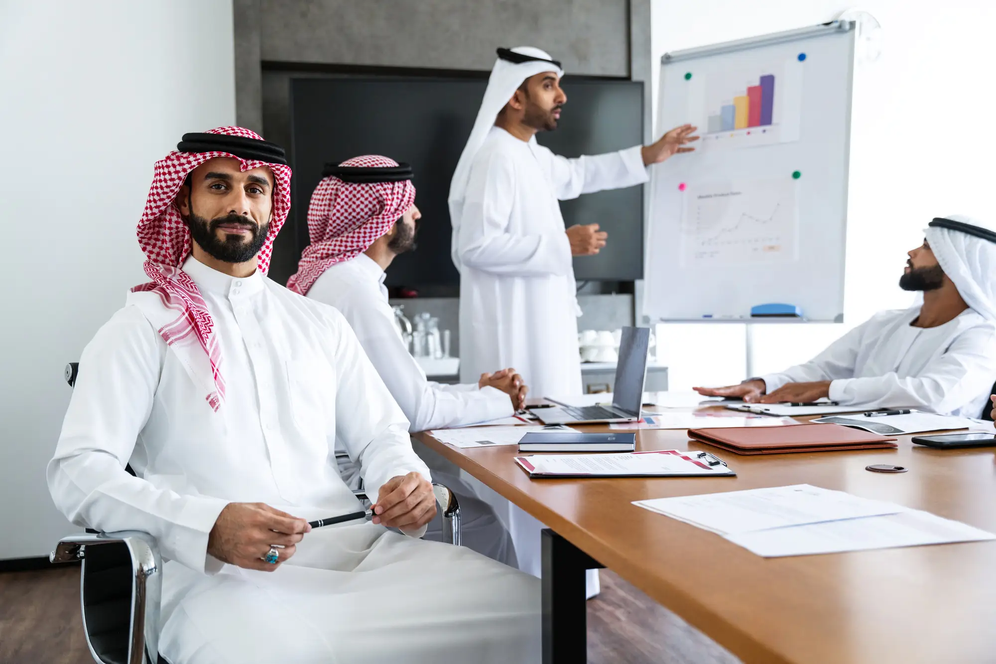 نظام ERP ذكي 20 Arab businessmen wearing emirati and saudi kandura meeting in the office