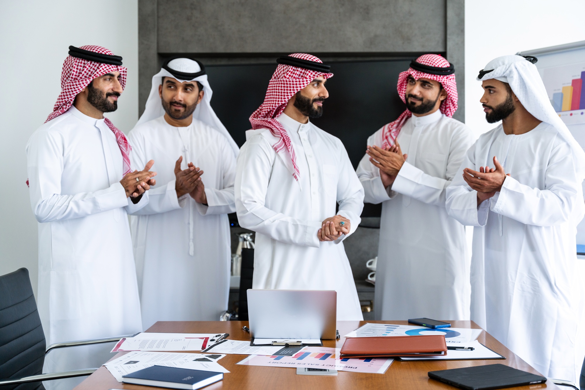 Arab businessmen wearing emirati and saudi kandura meeting in the office