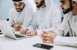 متطلبات تأسيس شركة في السعودية بخطوات واضحة ومضمونة 3 Arabic business team in the office