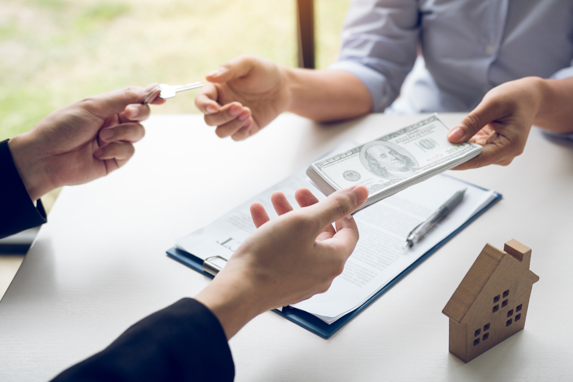 التمويل واستراتيجيات الاستثمار 15 Home sales brokers and real estate investors are exchanging with investors